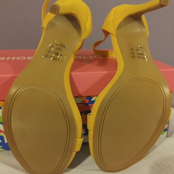 Cute ankle mustard heels. - Picture 5 of 8
